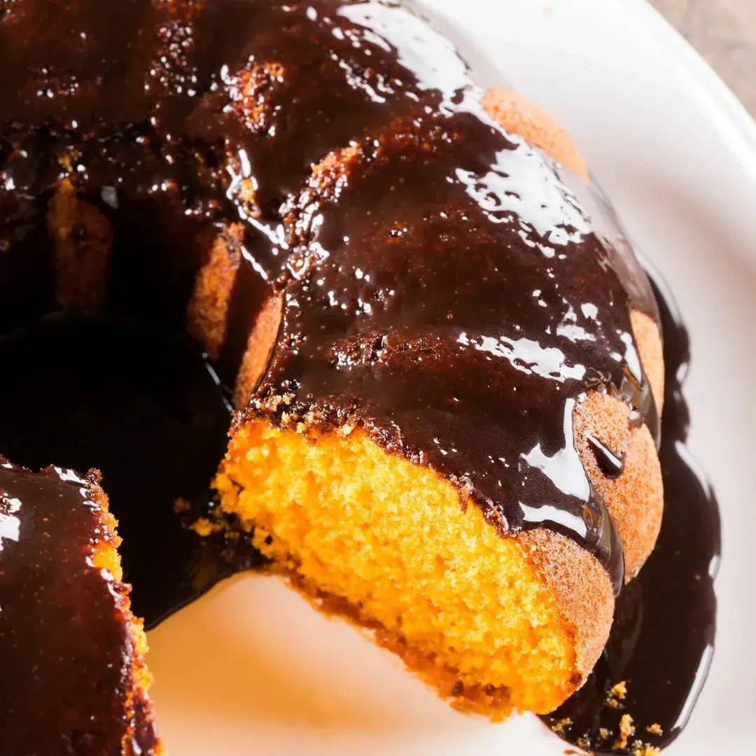 Bolo de cenoura com cobertura de chocolate