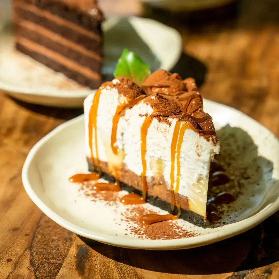 Fatia de cheesecake com calda